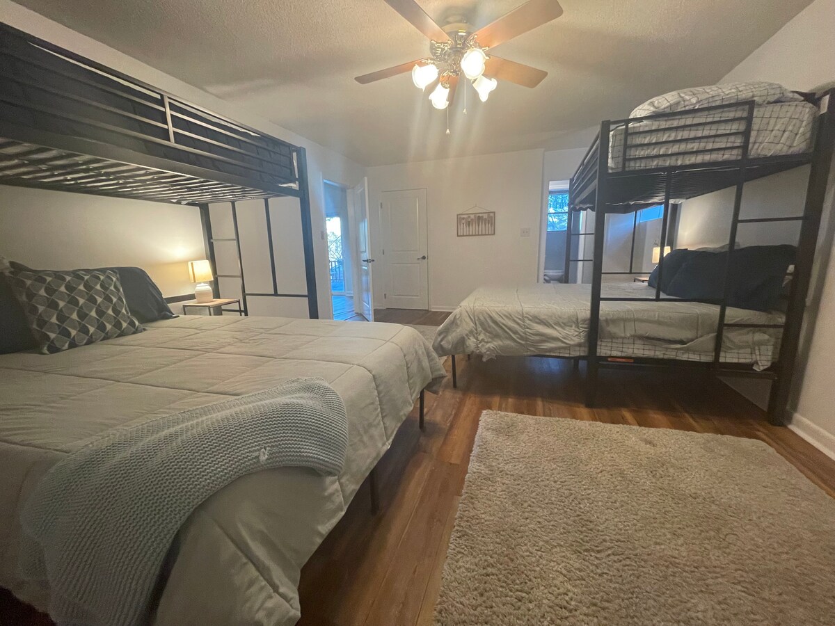 4号卧室，楼下，可睡六人，包括一个新的全功能卫生间。家庭房、桌上足球和乒乓球就在门外！