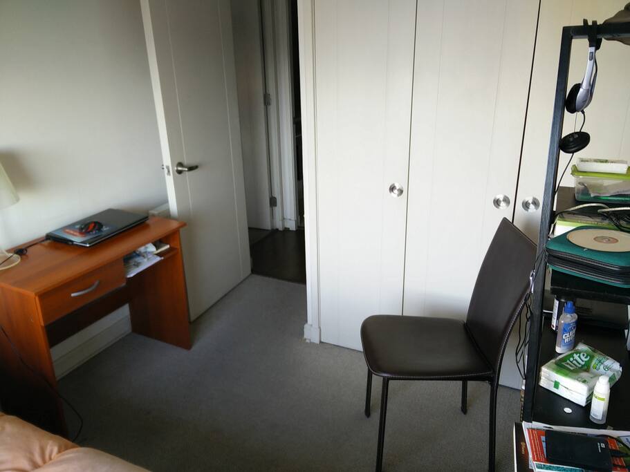 Habitación con armario y escritorio