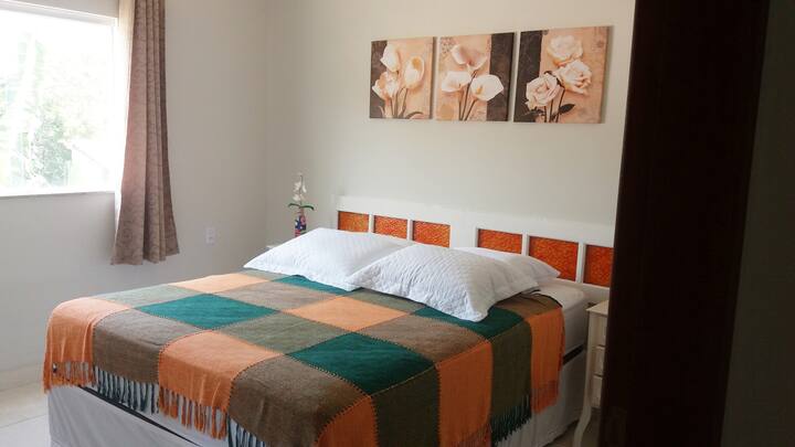 Suite doble. Cama de matrimonio, 2 sirvientes mudos, armario de 3 puertas. Aire acondicionado y cajones de techo.