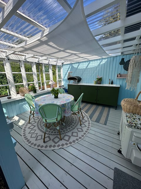 THE GARDEN HOUSE IN THE TV TOWN WITH WILD PARK BATH.