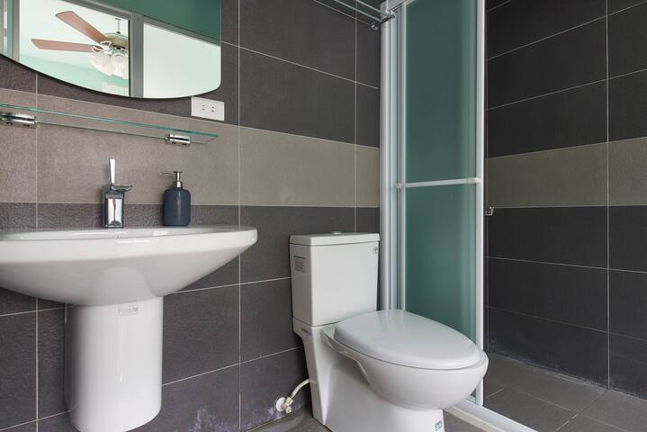 H&K 3/2 SOGO SOHO at Zhongxiao Fuxing gallery image 2