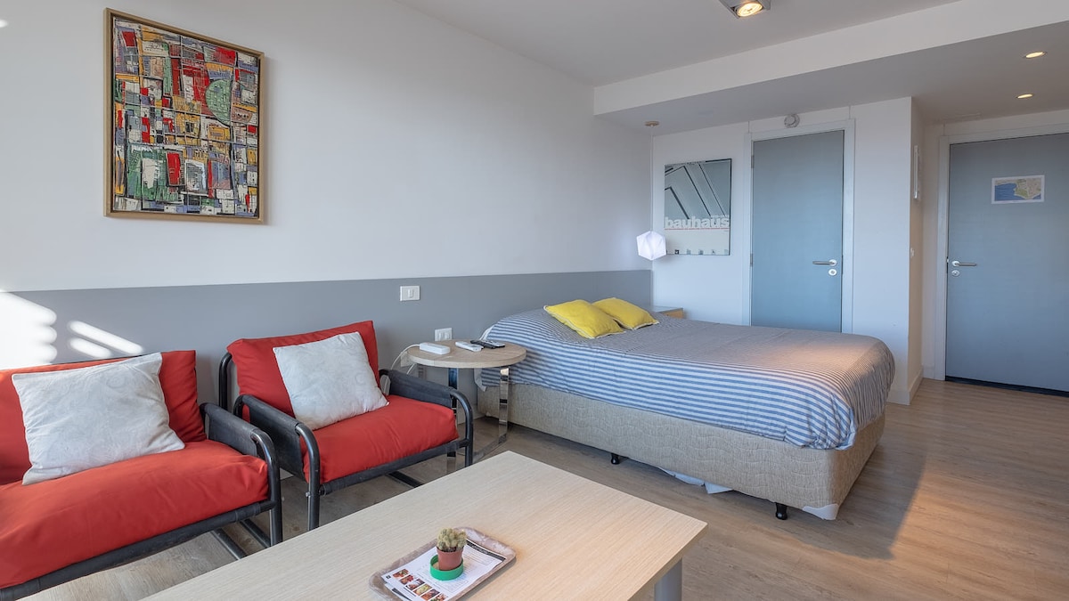 Top performing Airbnb: Spacious Studio with balcony, kitchen, garaje, a/c in Montevideo
