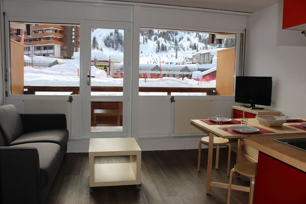 Appartement au rez de chaussée avec balcon exposé Sud. Accès direct à la neige.
