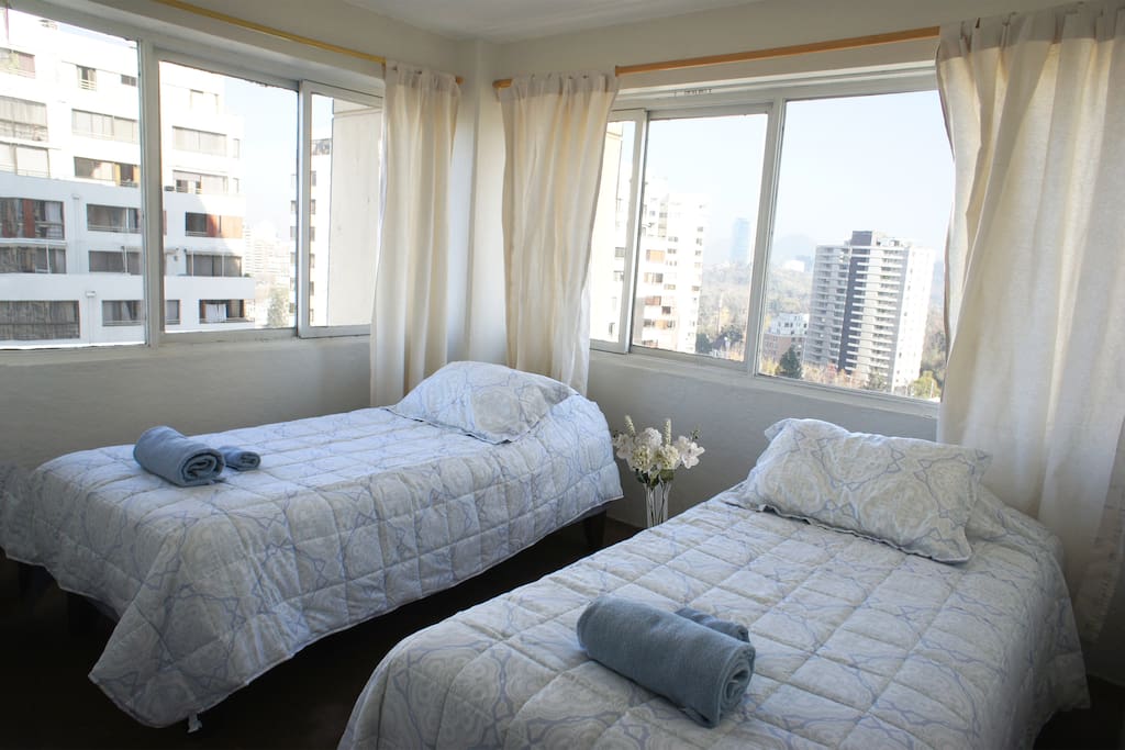 La habitación con vista poniente al club de Golf y al cerro San Cristóbal