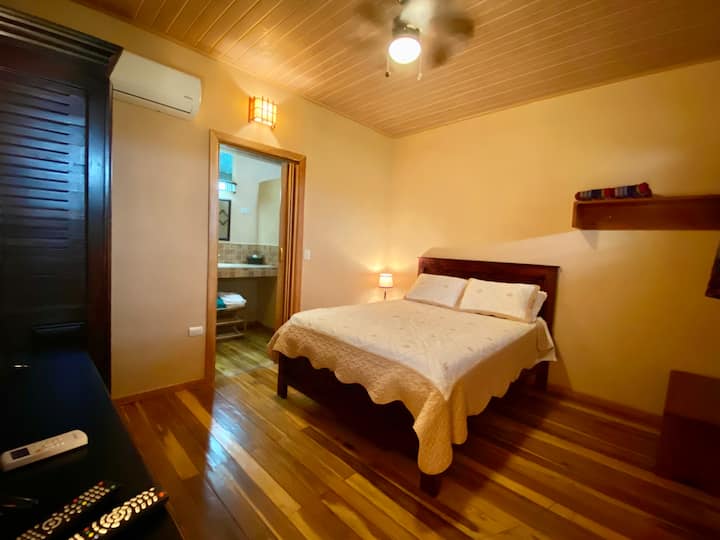 تحتوي غرفة الطابقين رقم1 على تلفزيون وتكييف وسرير مزدوج.