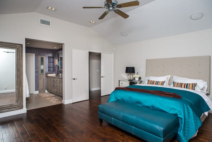 ห้องนอน #2:
ห้องนอนใหญ่พร้อมเตียงคิงไซส์อยู่บนชั้น 2 มีห้องน้ำส่วนตัวมีระเบียงส่วนตัว