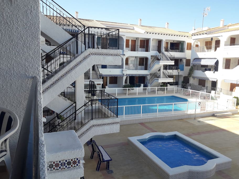 Vistas a las piscinas y zona solárium desde la terraza.