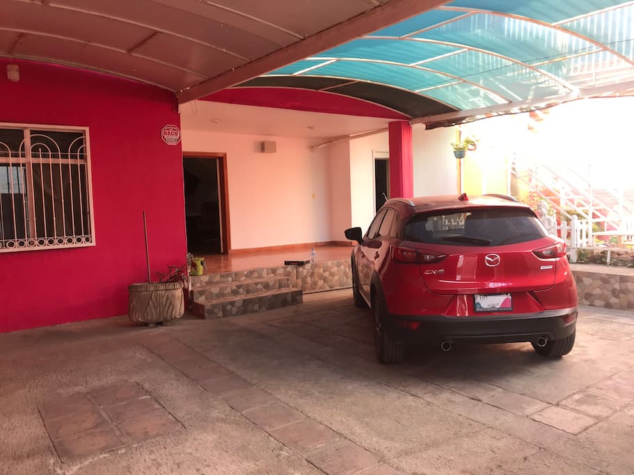 Cochera limitada a dos autos sujeta a disponibilidad