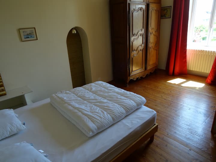 غرفة نوم "Est "، واسعة مع خزانة ملابسها البريتونية...