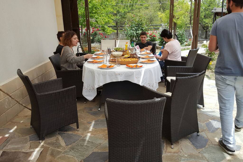 A traditional family lunch outside, in the yard!