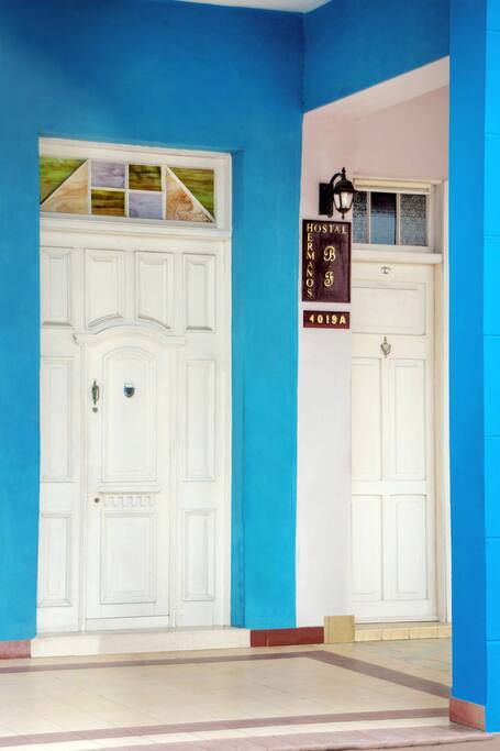 Frente del hostal