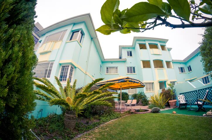 Striking Sea Point 3 Bedroom Garden Suite gallery image 3