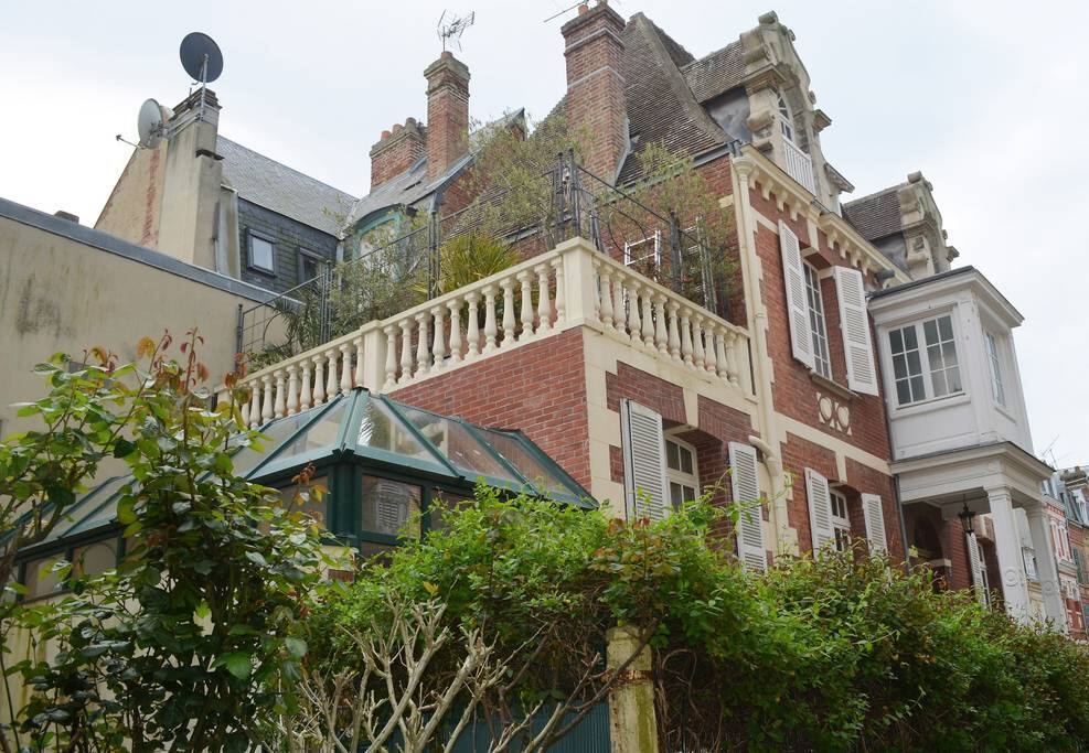 FACADE COTE VERRIERE ET TERRASSE