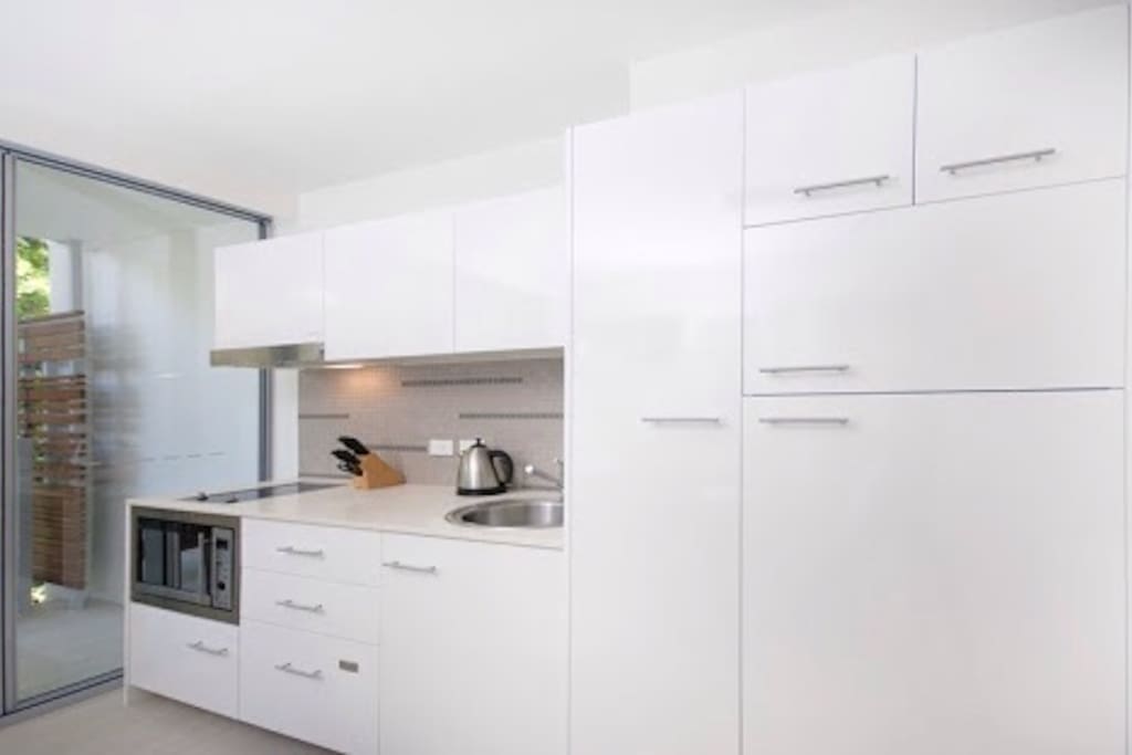 Fully equipped kitchen with dishwasher and full size refrigerator