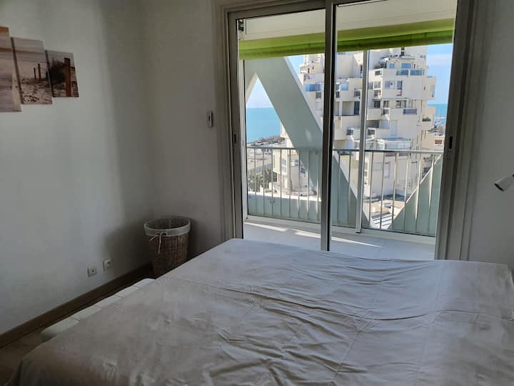 غرفة نوم أولى تطل على الشرفة