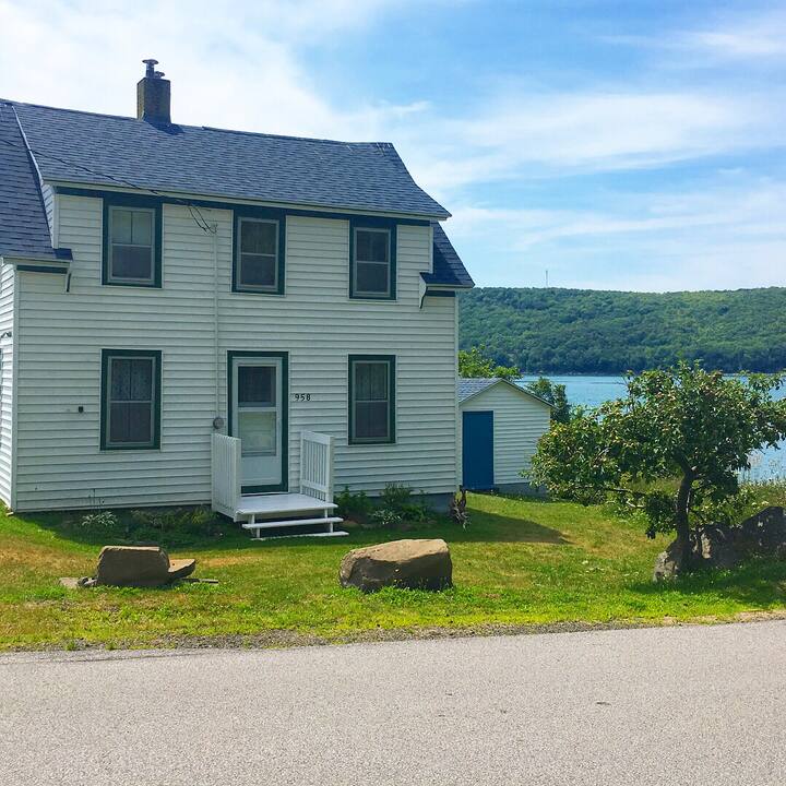Charming Ferry View Cottage on the Annapolis Basin Cottages for Rent
