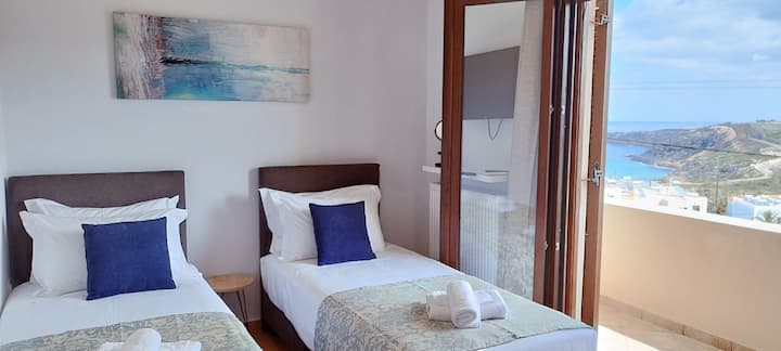 Спалня на втория етаж с две единични легла и ако желаете, те могат да бъдат свързани, за да образуват двойно легло!!