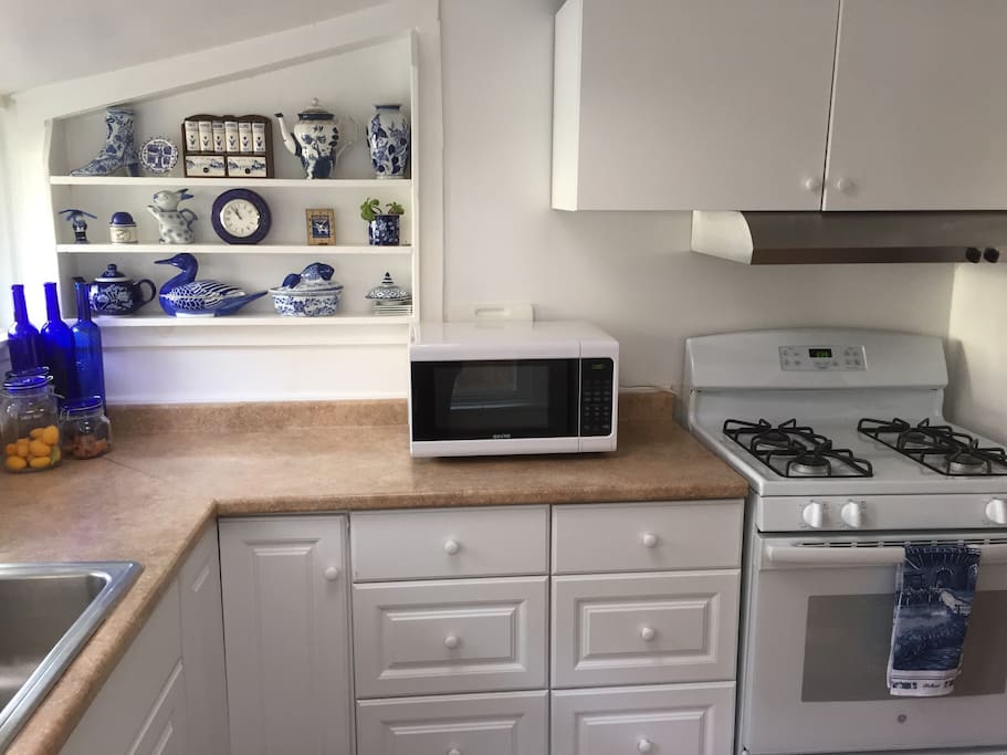 Cozy kitchen has all the basic necessities.