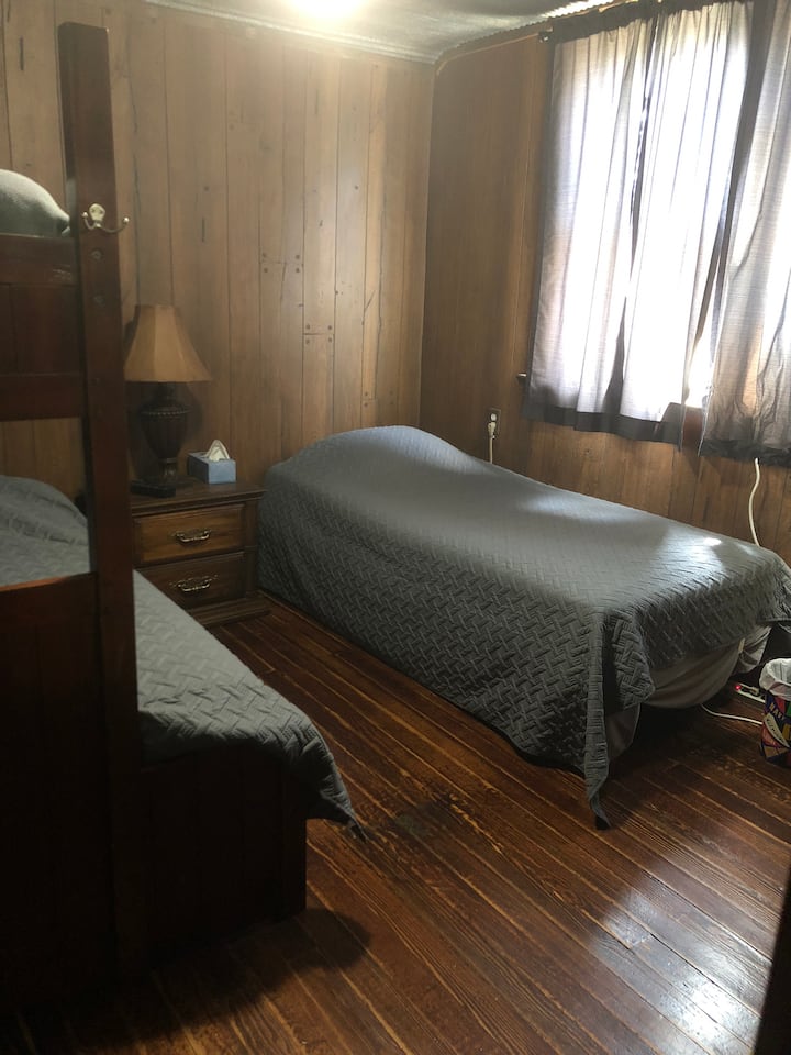 Спалня №1, двойно легло и две единични легла