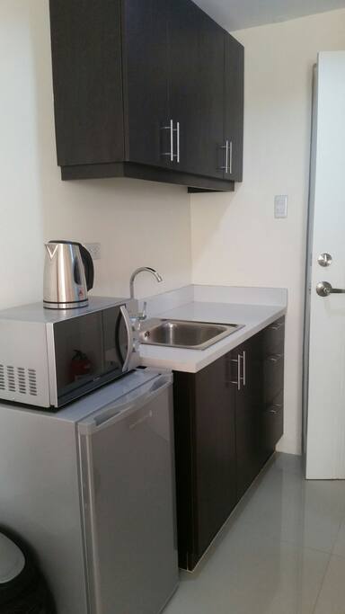 Kitchen area equipped with plates and cutlery for when you want to dine in.