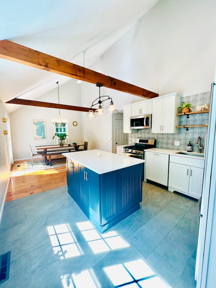 Airy & Bright Salt Box home by Mashpee Wakeby Pond Houses for Rent in