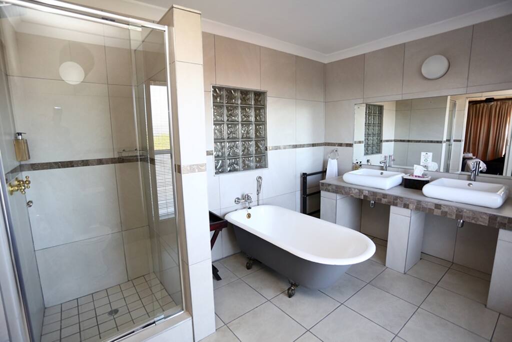 Room 2 en-suite bathroom