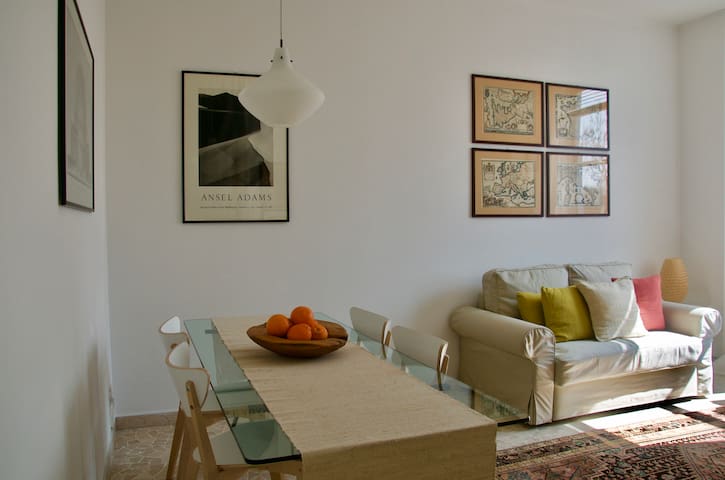 Porte A Scomparsa In Vetro Decorato.Airbnb Dergano Milan Vacation Rentals Places To Stay Lombardy Italy