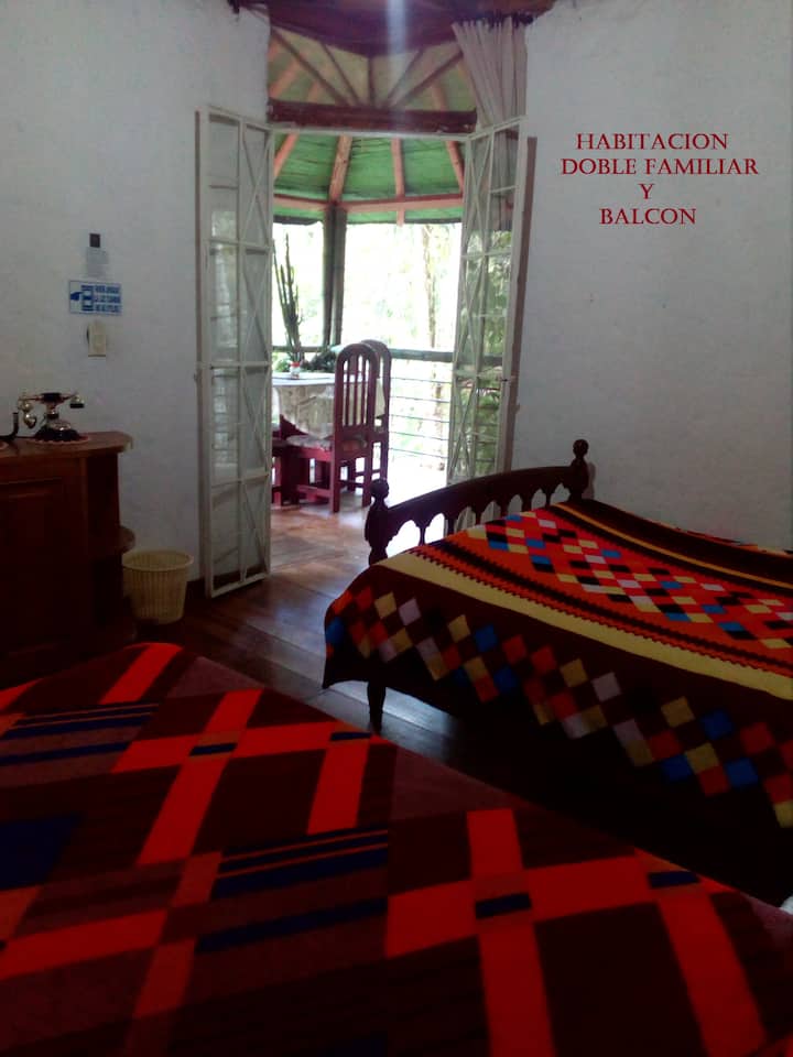 Mandhari ya mtindo wa familia inayoangalia mto.