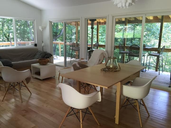 Fungua dhana Sebule,  dining & jikoni na ukubwa kamili wa kuvuta futon. 
Meza ya kulia chakula iliyowekwa kwa ajili ya 4 hata hivyo unaweza kuvuta viti vya mara kwa mara na meza itakuwa na viti 6

