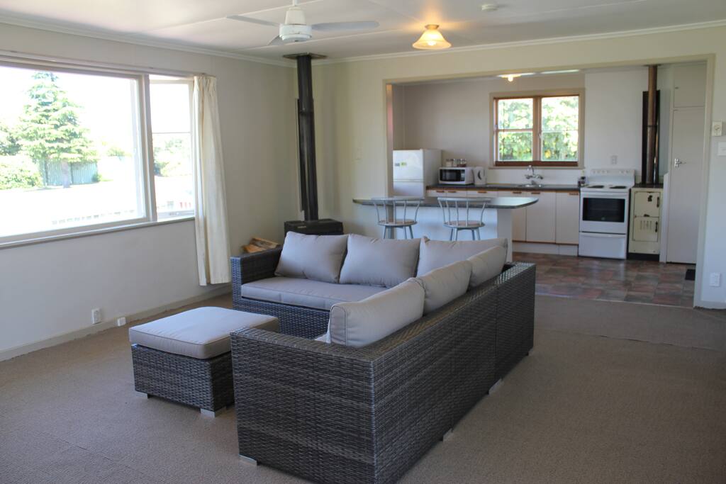 Lounge & Kitchen