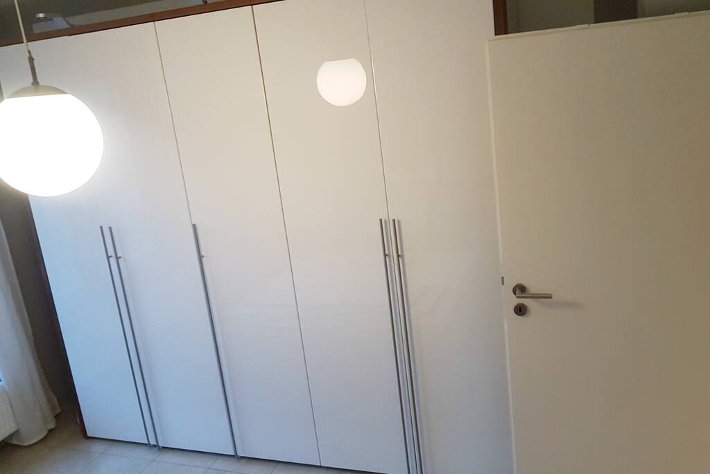 Mittlerer Schrank (50 cm) ist zur Verfügung frei