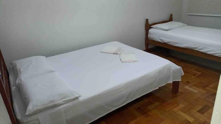 חדר שינה 3 - מיטת זוגית אחת ומיטת יחיד אחת. 