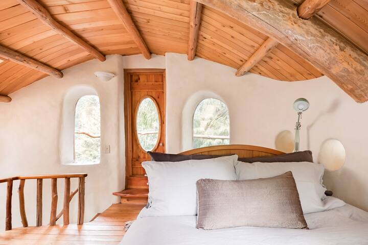 Cob Cottage - Erdhäuser zur Miete in Mayne Island, British Columbia, Kanada