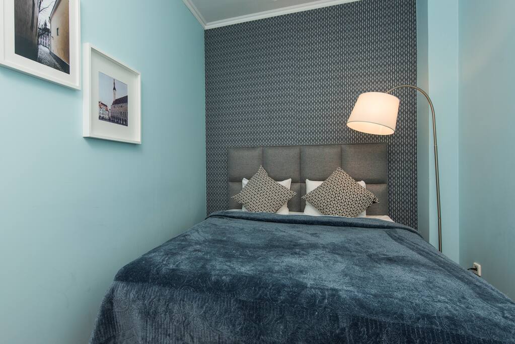 Bedroom with queen size bed