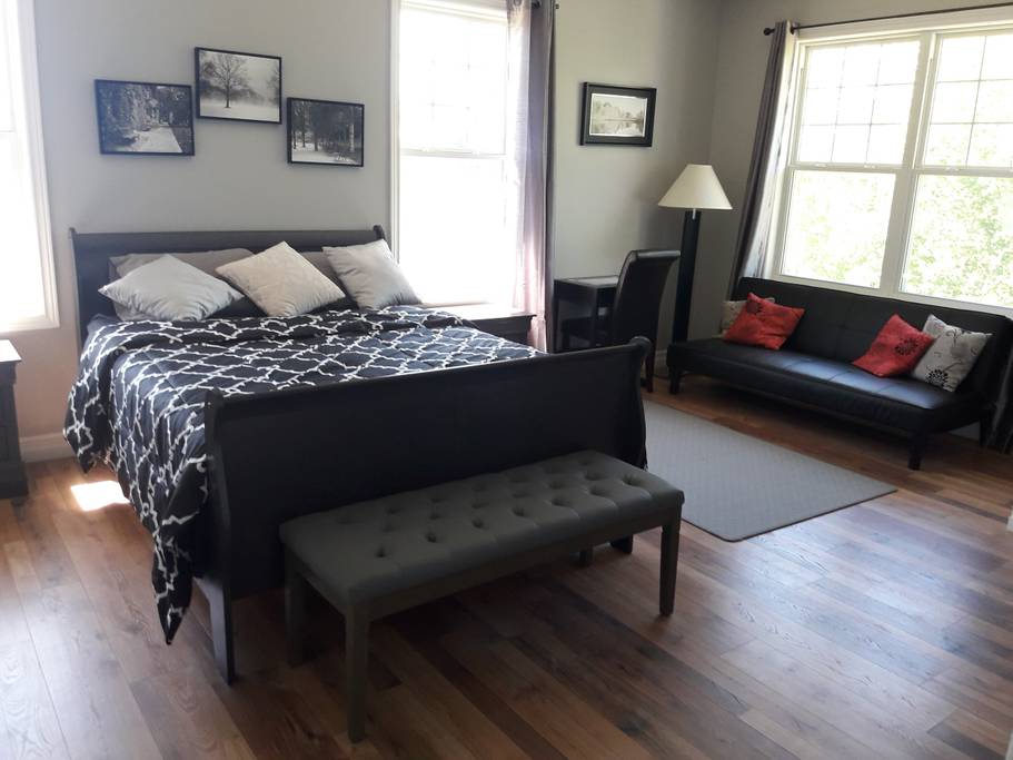 Დედოფლის საწოლი გასაშლელი დივნით/ფუტონით, რომელიც იკეცება ბრტყლად დასაძინებლად. უზრუნველყოფილია თეთრეული.