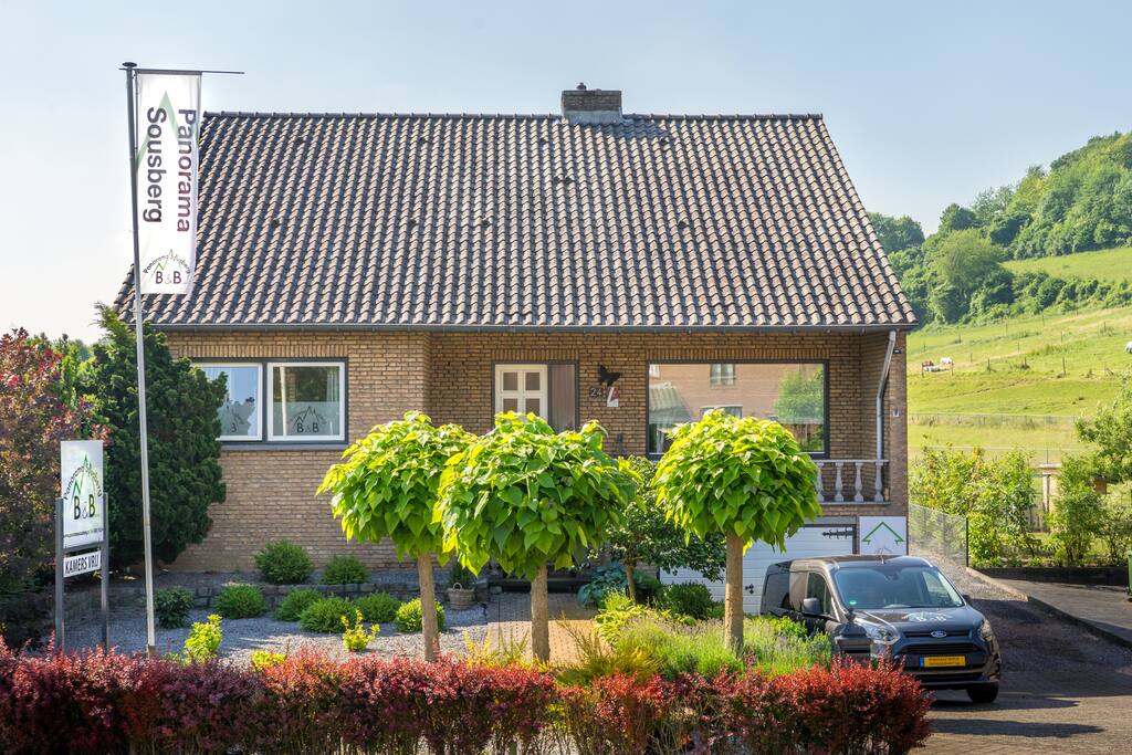 Onze B&B met een prachtig uitzicht op de Sousberg...