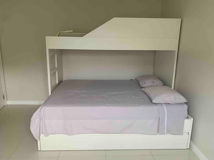 Spálňa 2 
Triliche 1 jednolôžko, 1 menšia manželská posteľ, 1 manželská posteľ.