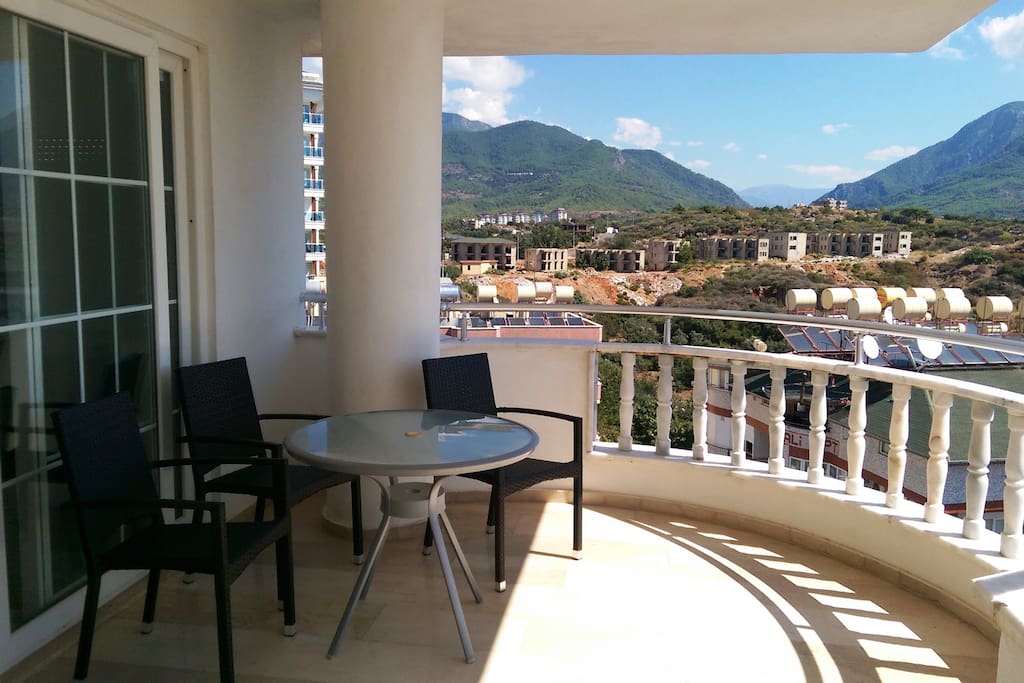 Down floor balcony. Балкон нижнего этажа