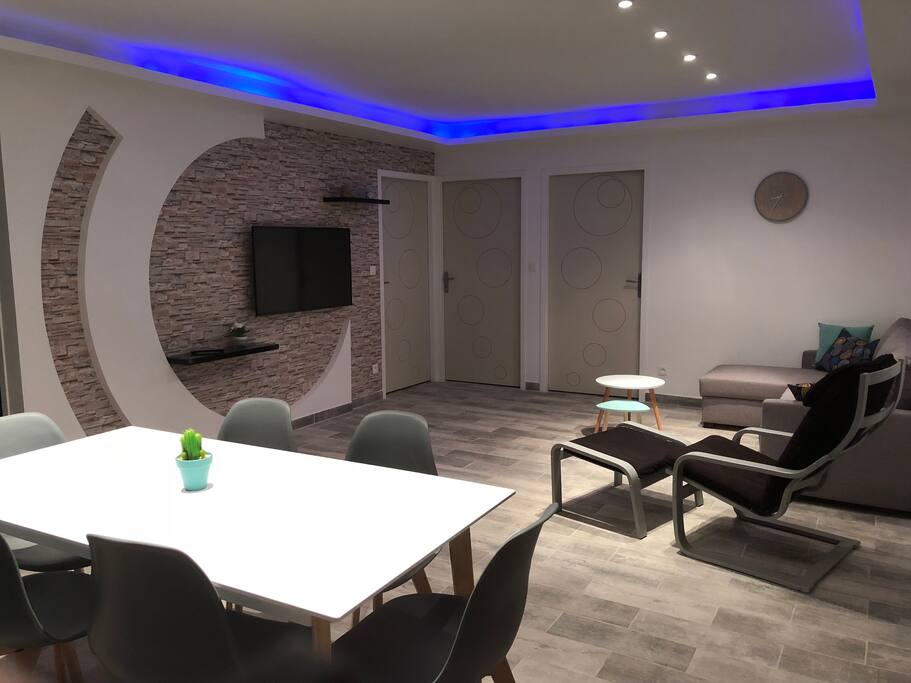 canape convertible 2 couchage, fauteuil + repose pieds, table et 6 chaises, rehausseur pour bébé dispo, tv ecran plat 124cm avec sortie usb et chaine tnt, eclairage led pour ambiance tamisée, change de couleur