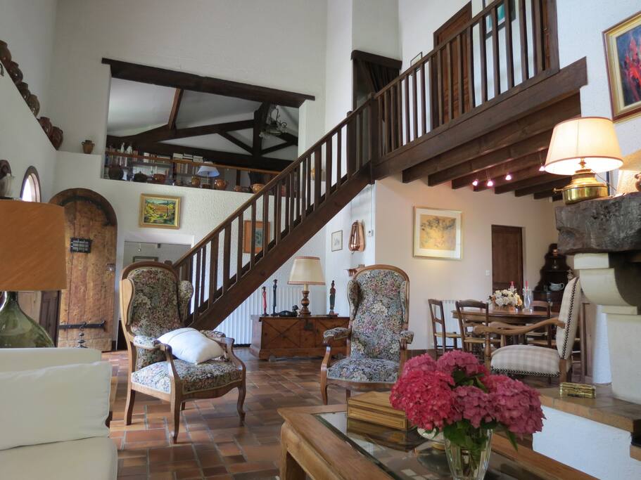 Salon et accès mezzanine