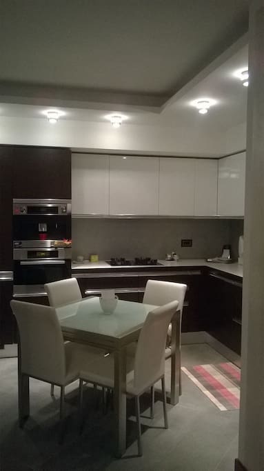 Cucina dotata di tutti gli elettrodomestici (forno a microonde, lavastoviglie e macchina del caffè)