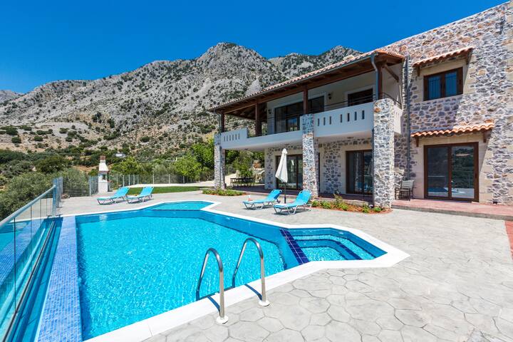 Villa Asigonia with heated pool & Whirlpool