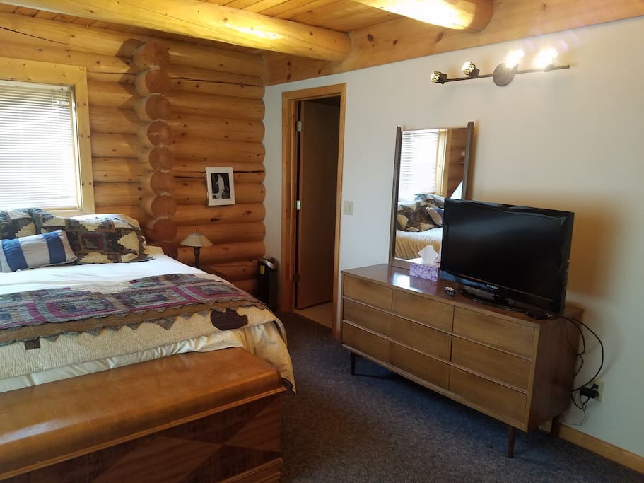 Master bedroom, en suite full bathroom, TV with cable.