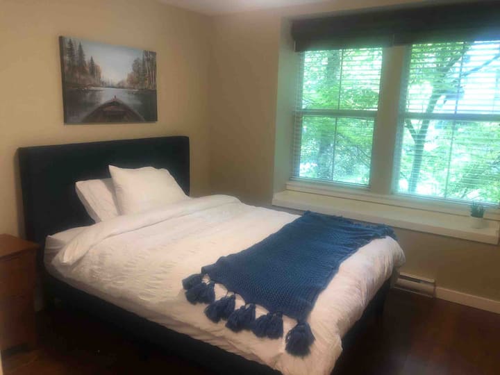 ห้องนอนใหญ่พร้อมเตียงควีนไซส์และผ้าปูที่นอนคุณภาพสูงนุ่มข้างห้องน้ำเต็มรูปแบบรวมถึงทั้งฝักบัวและอ่างอาบน้ำ)