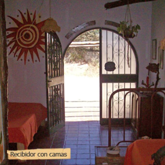Hall con 2 Sofa camas y Baño
