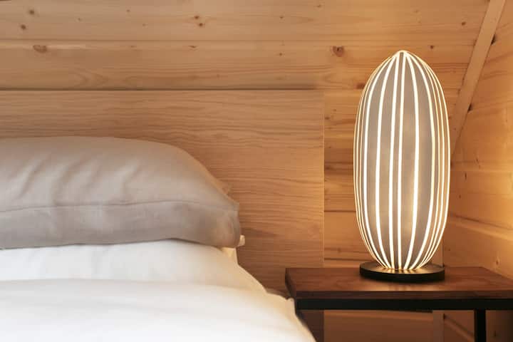 บ้านหลังแรกเป็นบ้านให้เช่าไม้ตลอดทั้งปีเหมาะสำหรับวันหยุดสุดสัปดาห์สุดโรแมนติกกับสองคน
