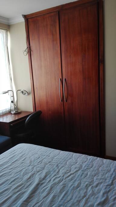 closets y escritorio de trabajo