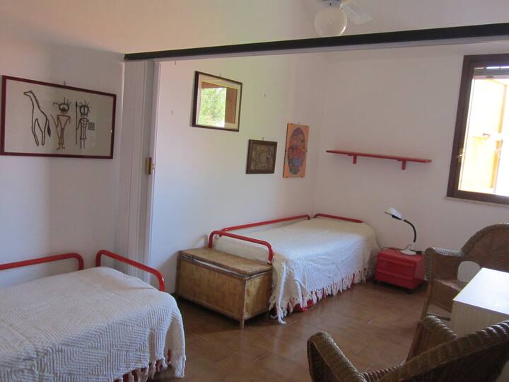 配备两张单人床的房间