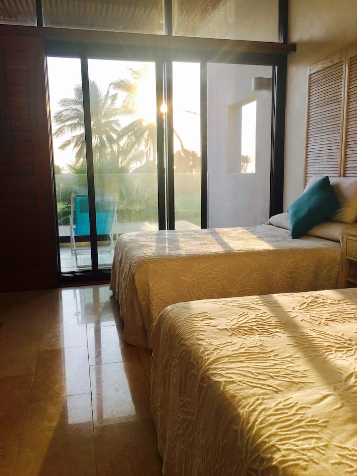 chumba cha kulala cha pili chenye mwonekano wa bahari, mtaro na vitanda viwili