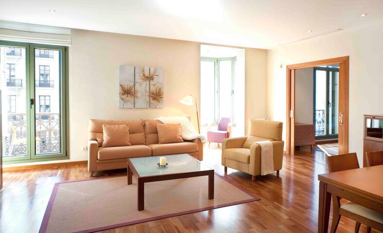 Three bedroom apartment Ronda Universitat gallery image 2